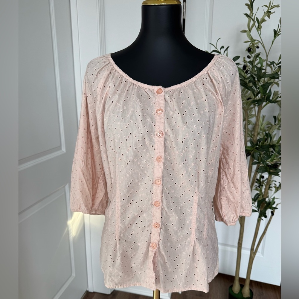 Elegant Pink Eyelet Button-Up Blouse‎
